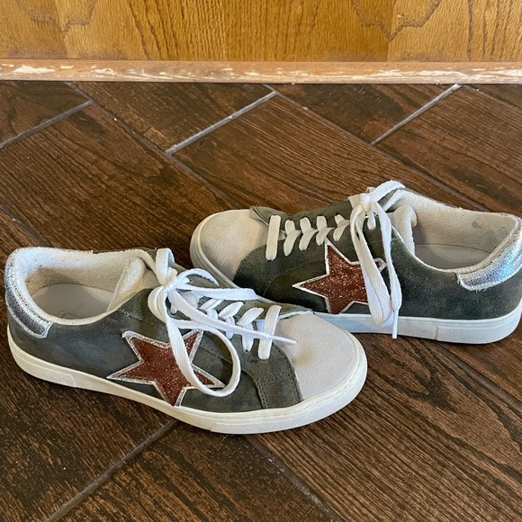 Steven New York Shoes - Steven tennis shoes with stars